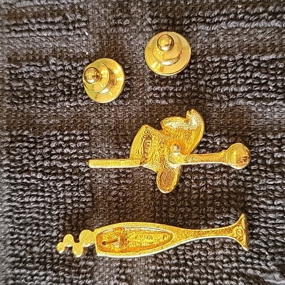 Elegant New Years eve Gold Champagne and Hat Pin Set - Picture 4 of 4